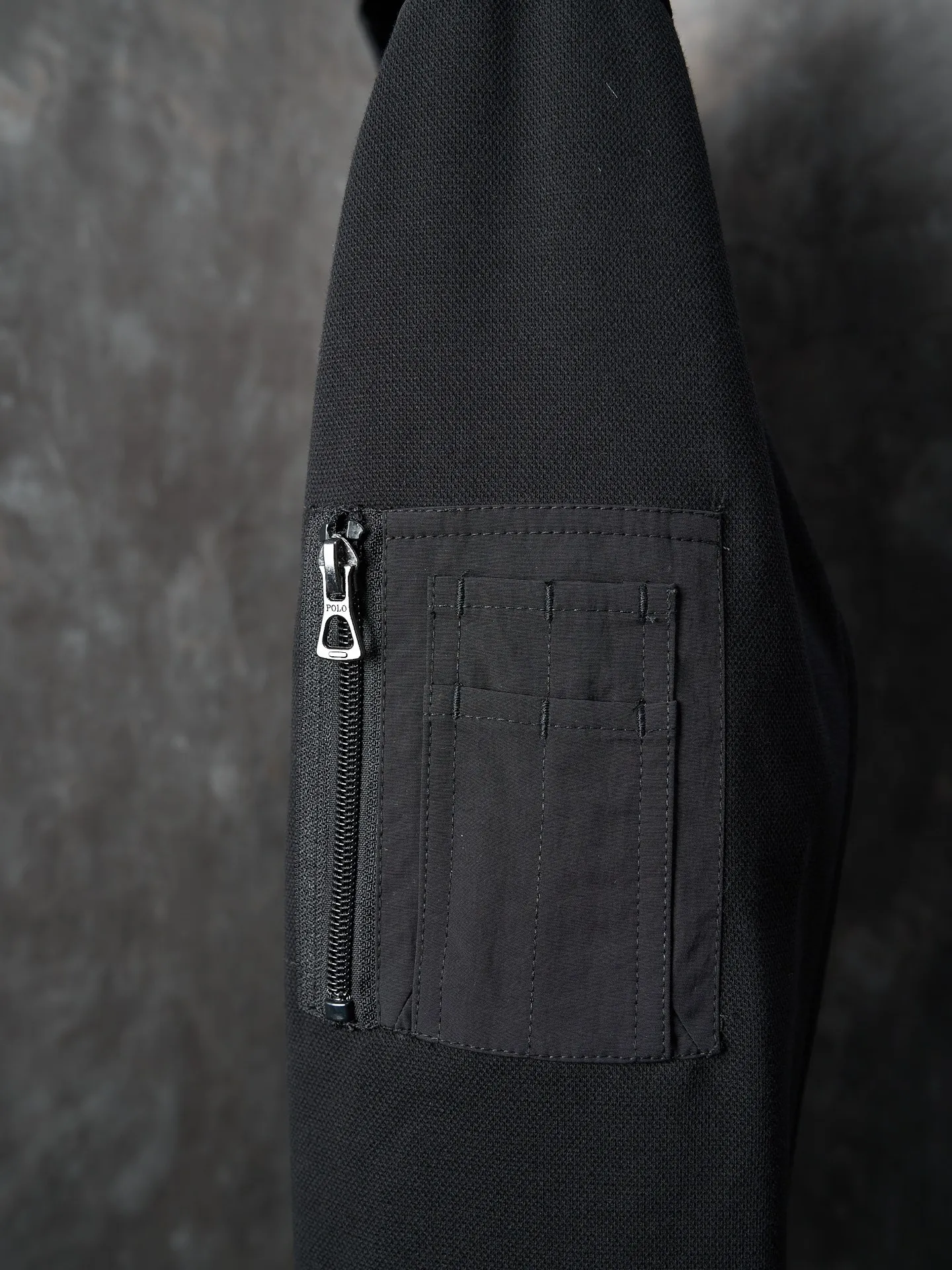 P500 Actual auction】Ralph Lauren/Ralph Lauren embroidered pony logo zipper baseball collar cotton jacket [Ready stock] S M L The hidden pocket on the left sleeve is hidden in the shape. The collar chain linkage layered design is effortlessly advanced. The golden ratio of lightness and warmth. Warm but not heavy. Heavy but not stiff. Uses imported machine embroidery technology. Uses advanced computer control systems and precision mechanical components to realize the iconic pony embroidery operation. High precision. The lines are smooth and delicate. Needle and shuttle splicing technology can make full use of the respective advantages of knitted fabrics and woven fabrics. By choosing the appropriate sewing process and stitches, the splicing parts can be ensured to be strong and beautiful. Template machine bag opening. The preset template guides the position, shape and size of the bag opening. The accuracy ensures the quality of the bag opening effect and the loose version.